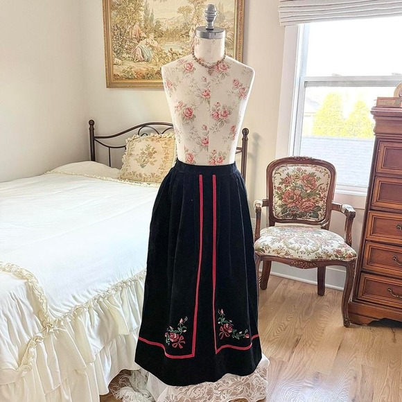 Susan Bristol Dresses & Skirts - embroidered folk skirt  vintage black folk skirt Susan Bristol size‎ 10